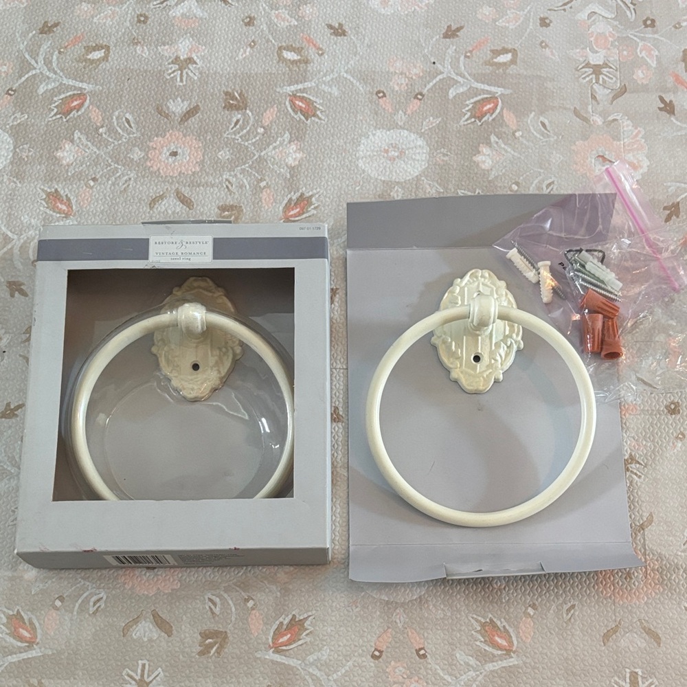 Restore & Restyle Vintage Romance towel ring x2